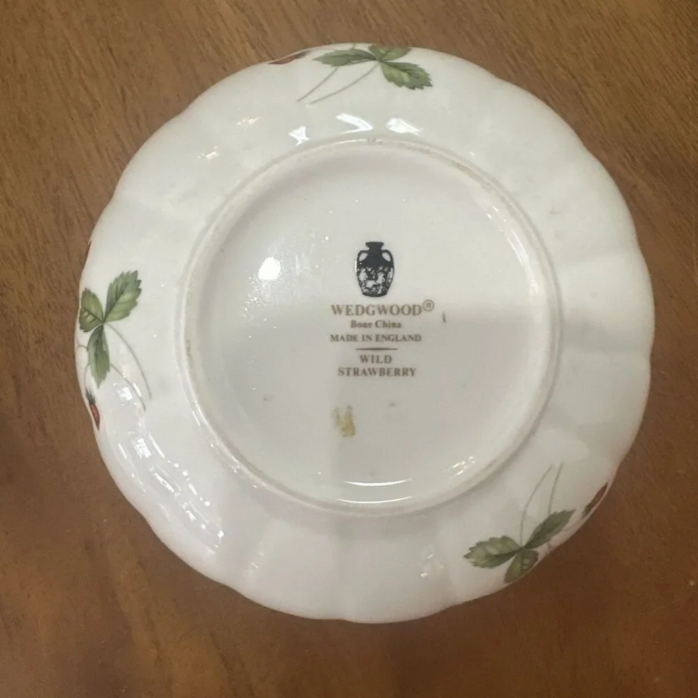 Wedgwood Wild Strawberry(Bone) with Gold Trim Murray Bowl with Lid